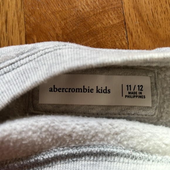 Light gray girls sweatshirt size 11/12 - Picture 3 of 4